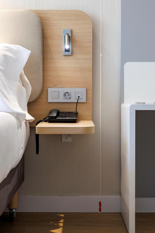 Standard Queen Room - Accessible with Free Breakfast image 3