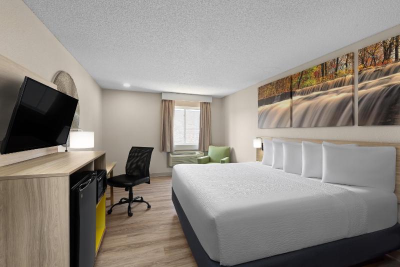 King Room - Non-Smoking image 2