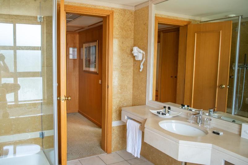 Double or Twin Room image 4
