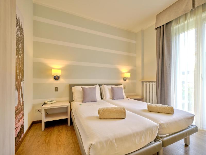 Classic Double or Twin Room image 4