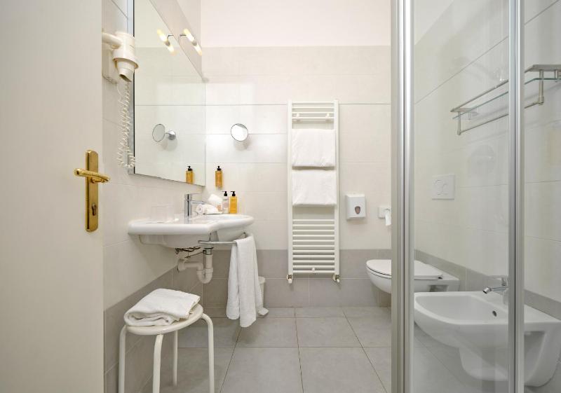 Superior Triple Room image 4