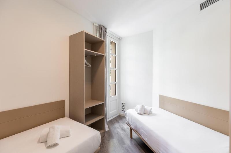 Deluxe Three-Bedroom Apartment image 1