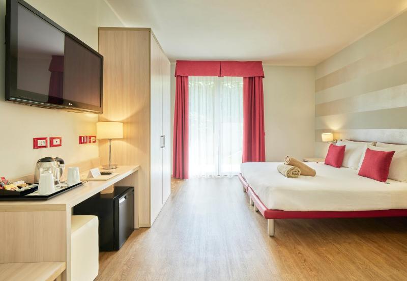 Deluxe Double or Twin Room image 1