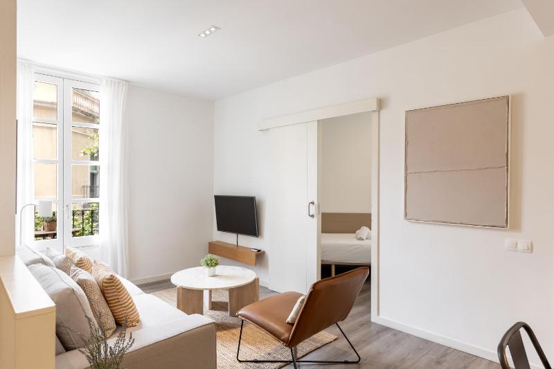 Deluxe Three-Bedroom Apartment image 2