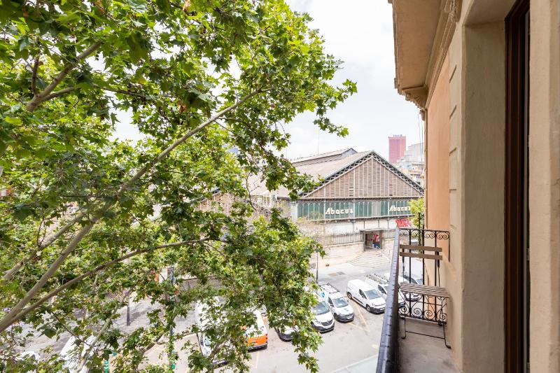 Deluxe Three-Bedroom Apartment image 4