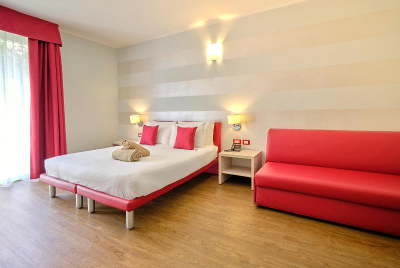 Deluxe Double or Twin Room image 3