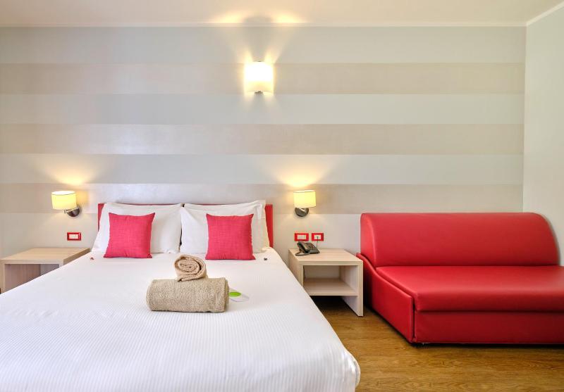 Deluxe Double or Twin Room image 4