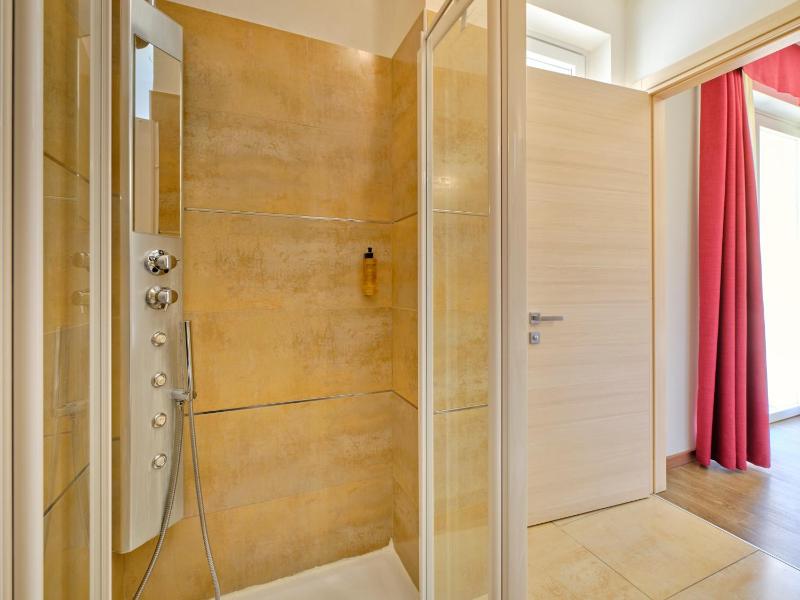 Deluxe Triple Room image 4