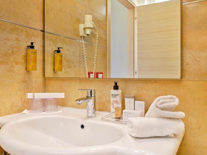 Deluxe Triple Room image 3
