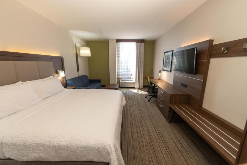 King Suite - Non-Smoking image 4