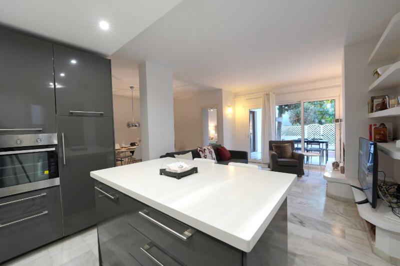 2039 Cozy Beachfront Apartment on Golden Beach - image 31
