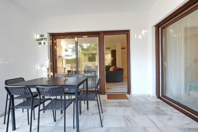 2039 Cozy Beachfront Apartment on Golden Beach - image 24