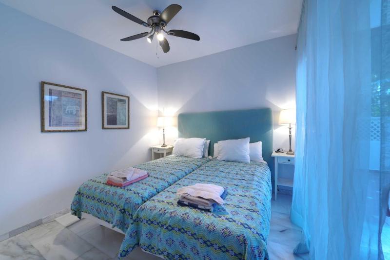 2039 Cozy Beachfront Apartment on Golden Beach - image 19