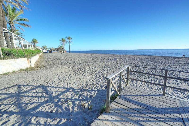2039 Cozy Beachfront Apartment on Golden Beach - image 10