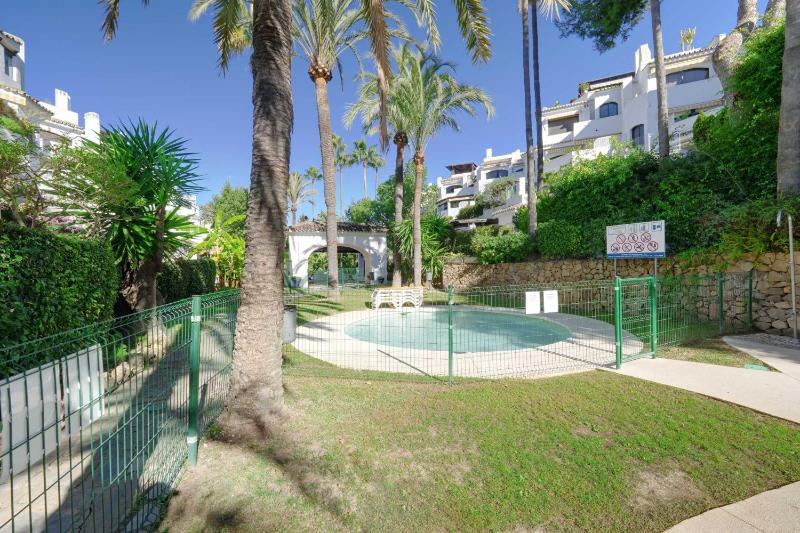 2039 Cozy Beachfront Apartment on Golden Beach - image 12