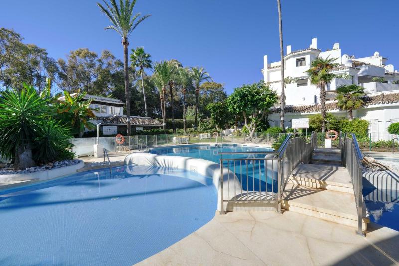 2039 Cozy Beachfront Apartment on Golden Beach - image 29