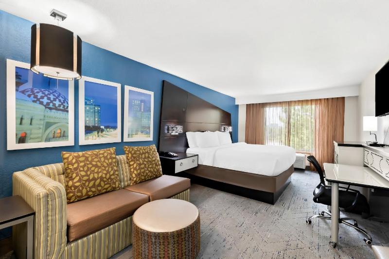 Standard King Room with Sofa Bed - Non-Smoking image 3