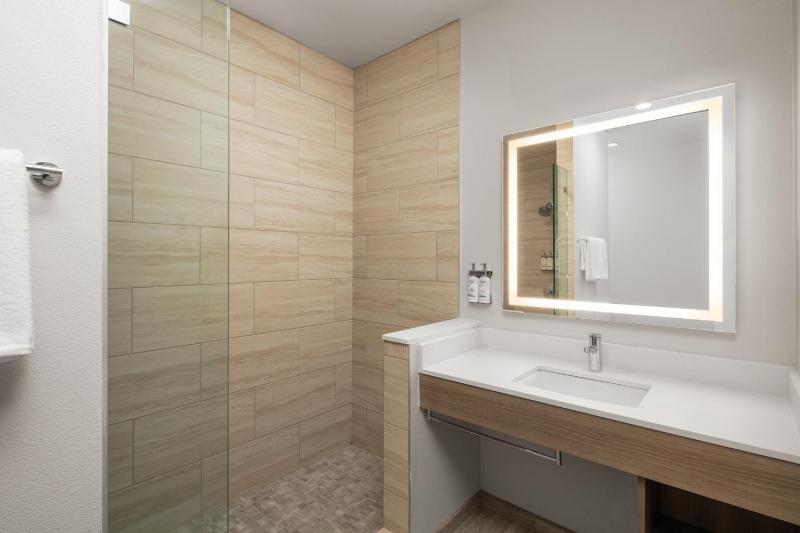 Standard King Room with Harbour View image 3