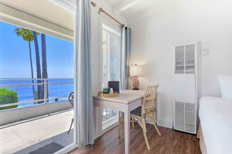 Deluxe King Oceanview Balcony image 2