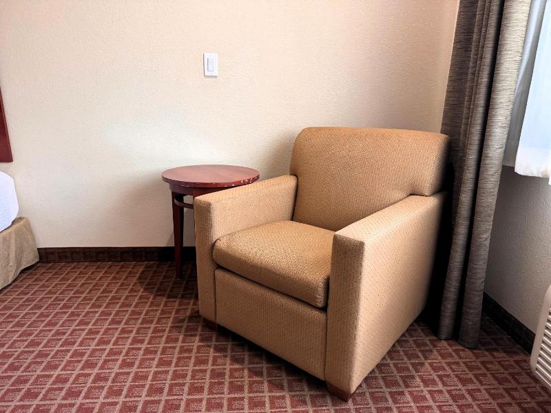 Queen Room with Two Queen Beds - Non-Smoking image 4
