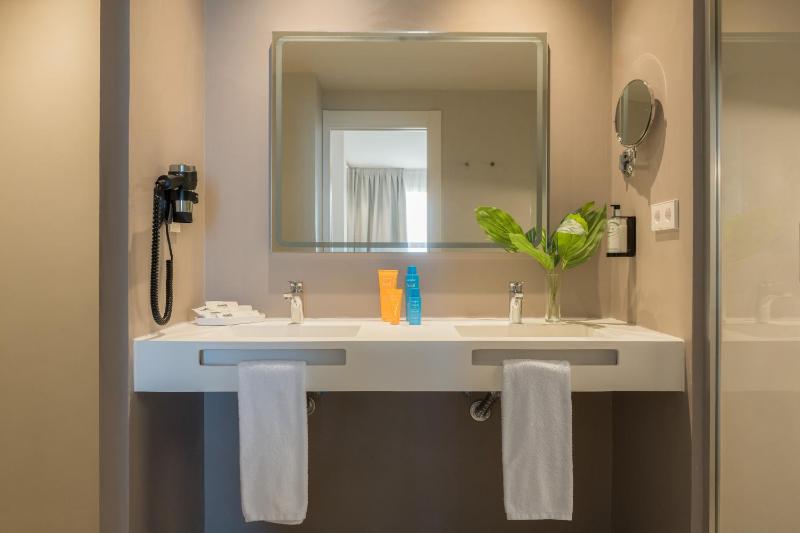Family Suite with Terrace image 4