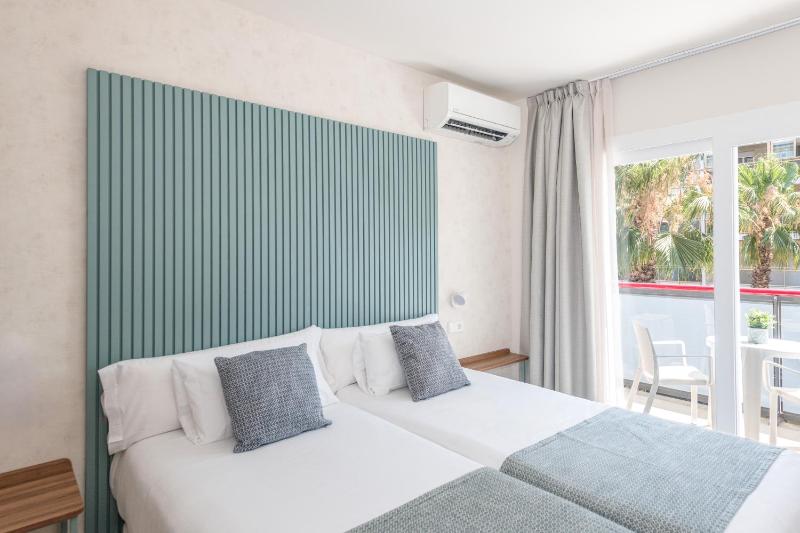 Double Room with Balcony image 4