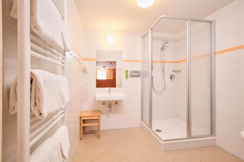 Quadruple Room image 4