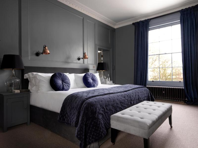 Superior King Room image 3