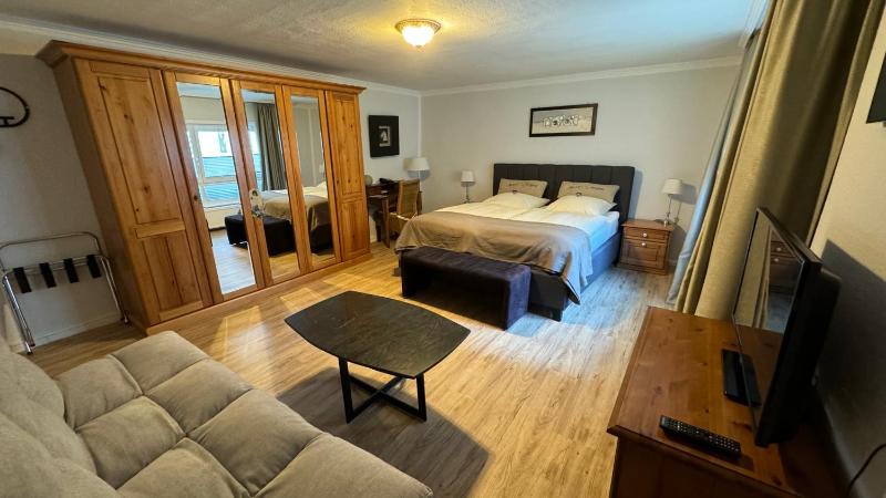 Family Room image 3