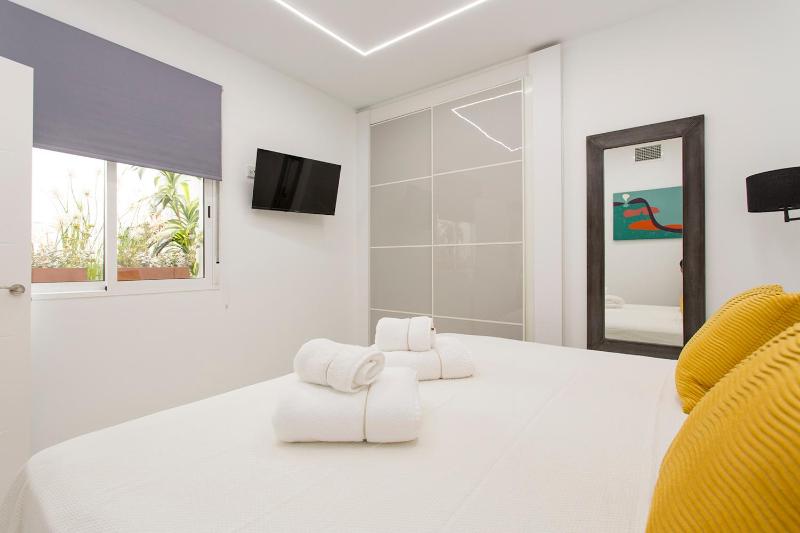 Magic stay in Granada with private parking - image 8