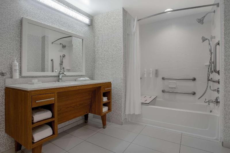 King Suite with Partial Gulf View - Mobility Accessible/Non-Smoking image 2
