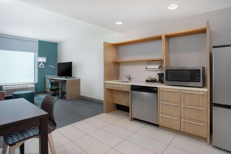 King Suite with Partial Gulf View - Mobility Accessible/Non-Smoking image 3