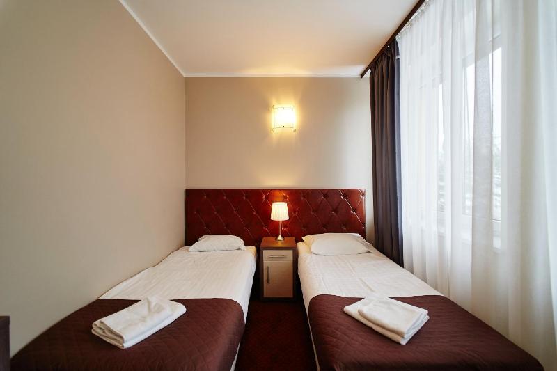 Twin Room image 2