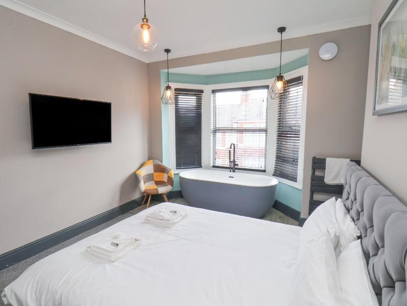 32 Ashville Avenue - image 6