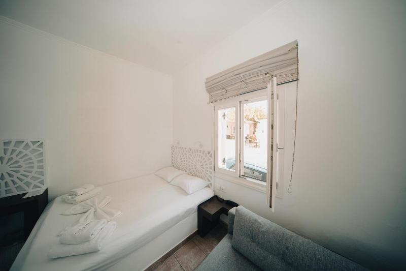 Regular Room Walking path Facing image 2