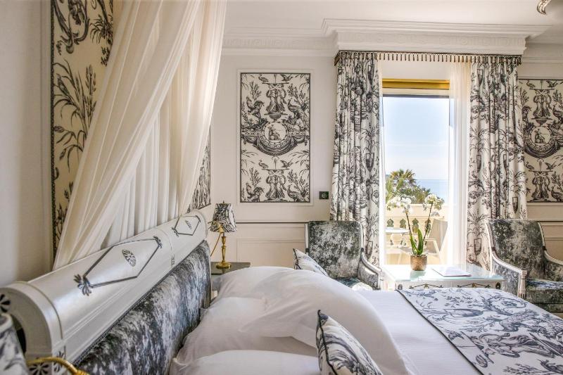 Double Exclusive room with garden and partial sea view image 3