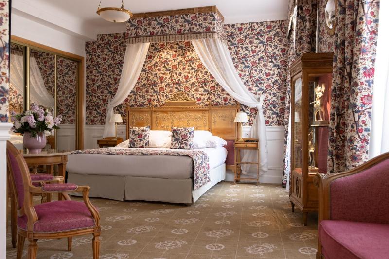 Deluxe Family Room image 3