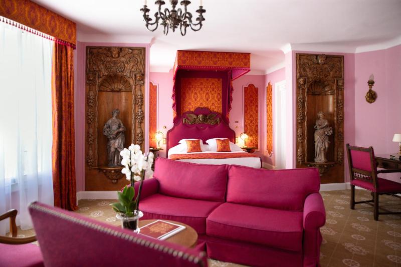 Deluxe Family Room image 4