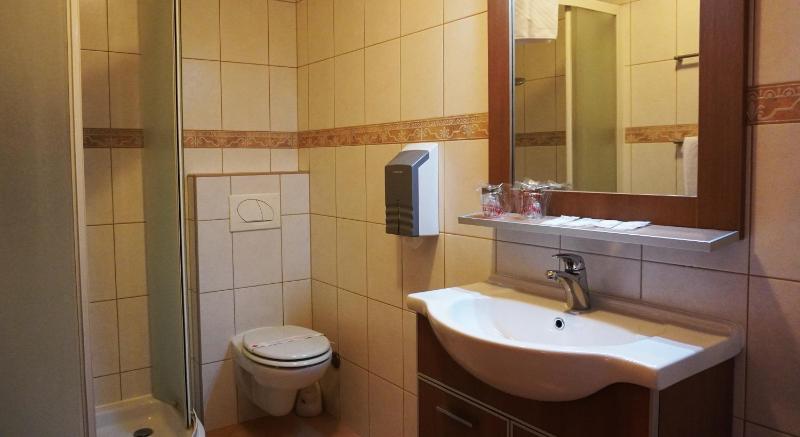 Twin Room image 3