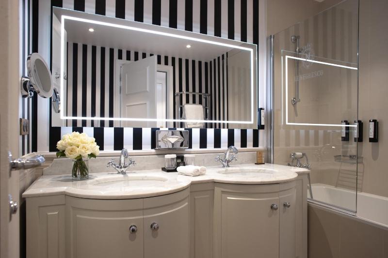 Deluxe Double Room with Sea View image 2