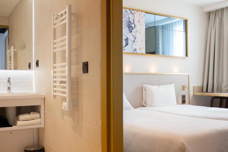 Twin Room image 3