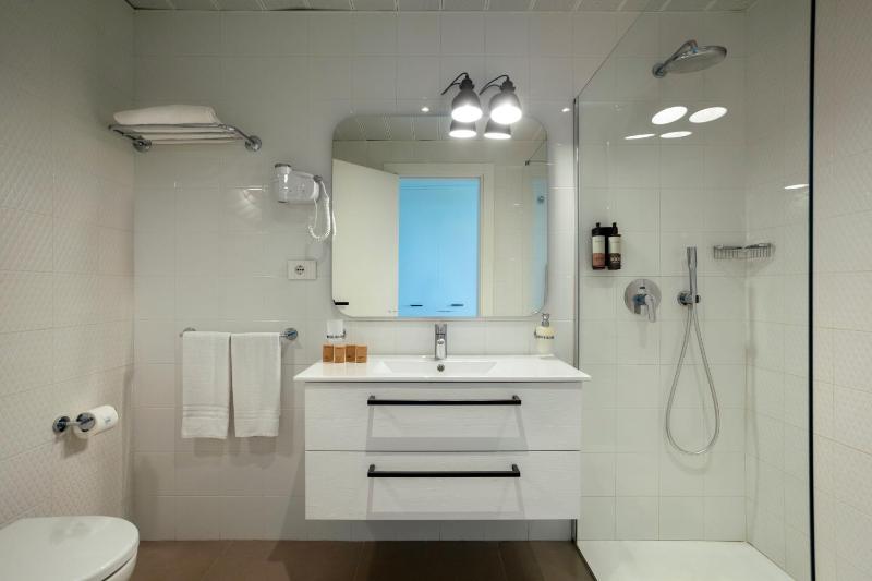 Classic Double Room with Sea View image 4