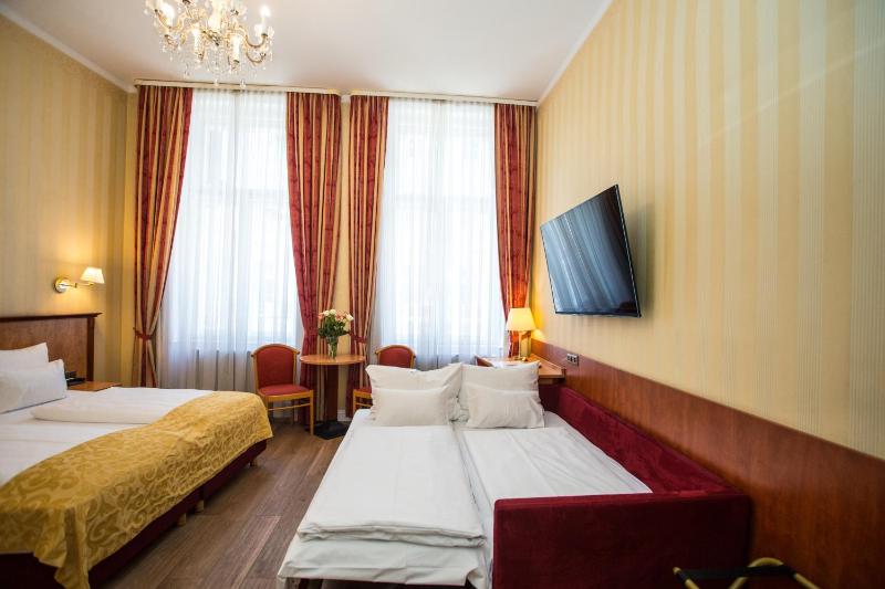 Pension Opera Suites I Self Check In I AC in all rooms - image 2