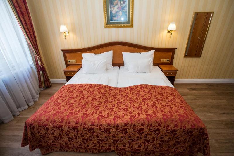 Pension Opera Suites I Self Check In I AC in all rooms - image 7