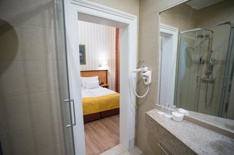 Pension Opera Suites I Self Check In I AC in all rooms - image 13