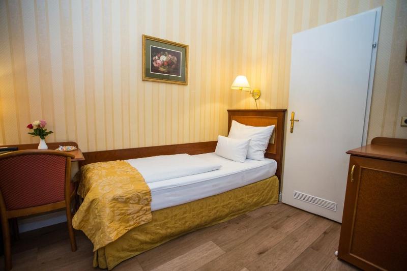 Pension Opera Suites I Self Check In I AC in all rooms - image 5