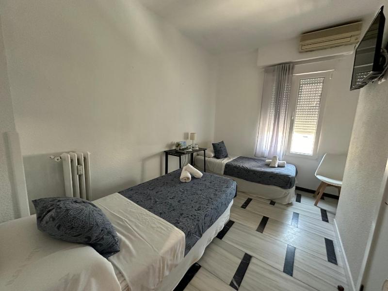 Twin Room with Private Bathroom image 3