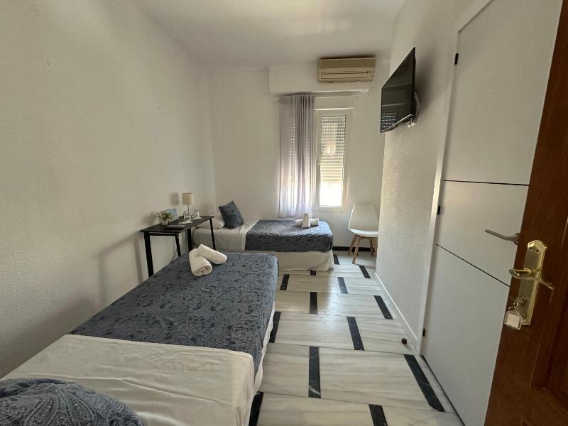 Twin Room with Private Bathroom image 2