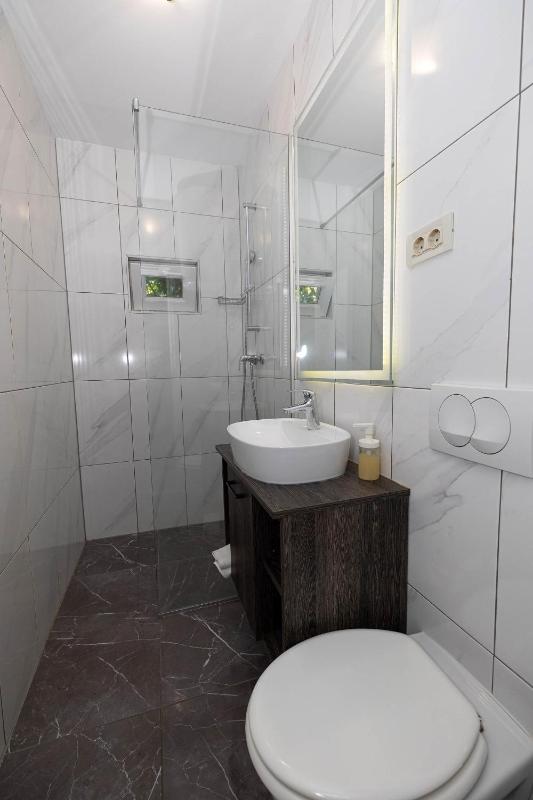 One-Bedroom Apartment with Sea View image 2