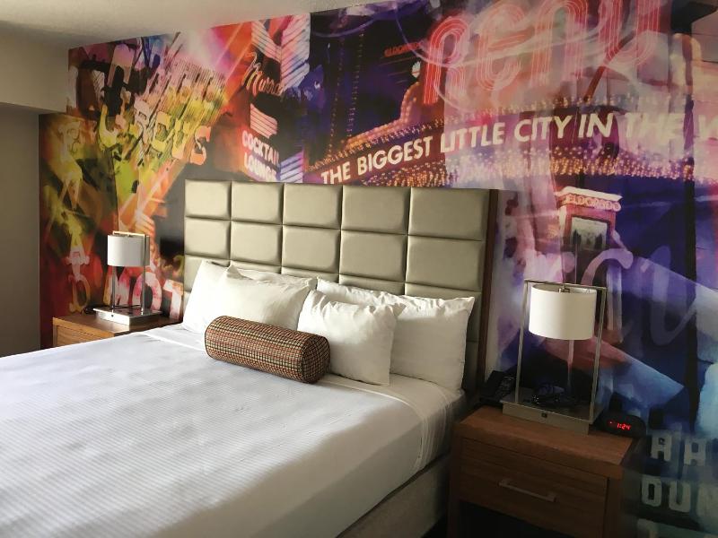 Luxury Premium Room 1 King Non-Smoking image 2